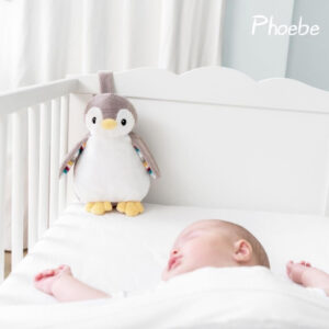 Φοίβη ο Πιγκουίνος Ύπνου Εγγραφή Φωνής Λευκούς Ήχους Φώς Νυκτός, Zazu Ο Κορυφαίος Σύντροφος Ύπνου από τη ZAZU με το φωτάκι νυκτός αναδεικνύεται ως το ιδανικό προϊόν για να χαρίσετε στο μωρό σας έναν ήρεμο και βαθύ ύπνο. Δημιουργώντας μια ατμόσφαιρα χαλάρωσης και ασφάλειας, εκπέμπει λευκούς ήχους που συνοδεύουν τον ύπνο του μωρού σας. Αυτό το υπέροχο κουκλάκι προσφέρει εξαιρετικές λειτουργίες, συμπεριλαμβανομένης της δυνατότητας αναπαραγωγής δικής σας ηχογράφησης, καλύπτοντας ένα ευρύ φάσμα συχνοτήτων. Αυτοί οι ήχοι βοηθούν τα μωρά να απομονώσουν τους εξωτερικούς θορύβους κατά τη διάρκεια του ύπνου τους, επιτρέποντάς τους να απολαύσουν έναν πιο ήρεμο ύπνο. Επιπλέον, σας προσφέρει τη δυνατότητα να καταγράψετε τη δική σας φωνή, τους ψιθύρους σας ή ακόμη και κάποιους συγκεκριμένους ήχους που έχετε διαπιστώσει ότι ηρεμούν και νανουρίζουν το μωρό σας. Έτσι, το μωρό σας μπορεί να ακούει ακόμα και την δική σας φωνή σε στιγμές απουσίας σας. Είναι πραγματικά ο ιδανικός σύντροφος ύπνου για τον μικρό σας θησαυρό!